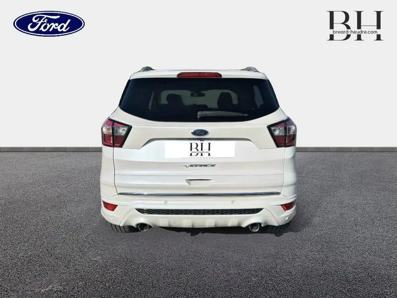 Vue arrière d'un Ford Kuga blanc Premium Platinum 2017 avec double sortie d'échappement et vitres teintées.