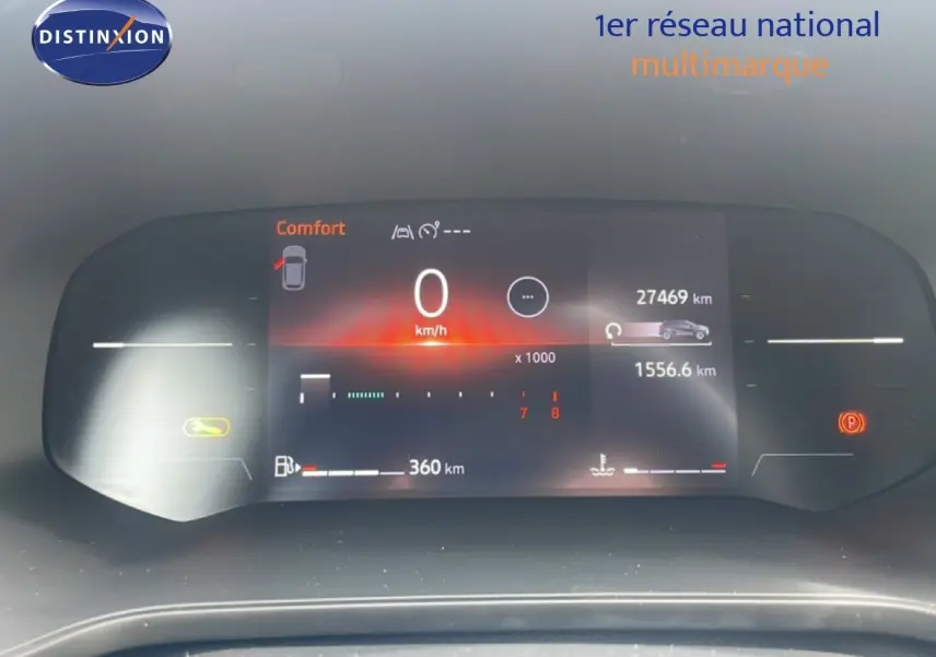 Tableau de bord numérique du Renault Captur 2025 affichant vitesse, kilométrage et mode confort en vue frontale.