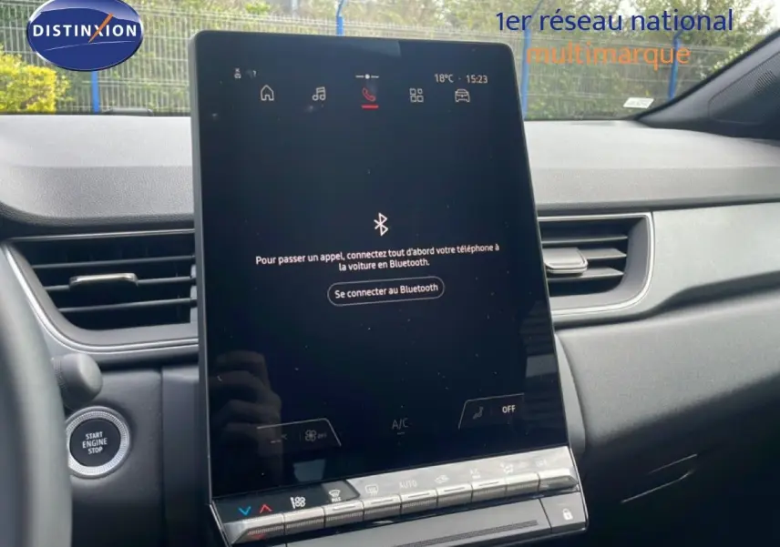Intérieur du Renault Captur 2025, vue sur l’écran tactile central noir avec commandes climatisation et bouton start engine.