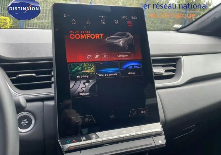 Vue intérieure du tableau de bord du Renault Captur 2025 avec écran tactile central vertical et bouton Start Engine Stop.