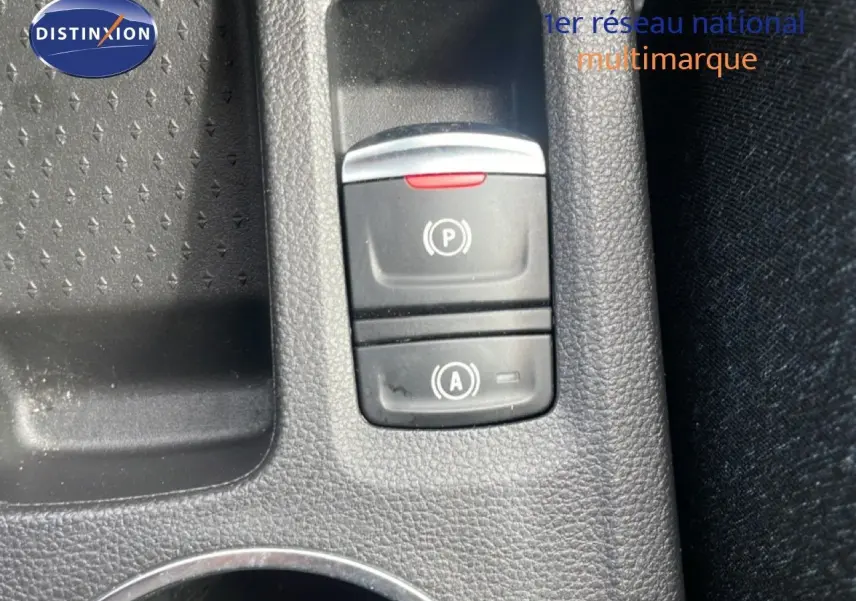 Gros plan sur les commandes de frein à main électronique et assistance au démarrage du Renault Captur 2025.