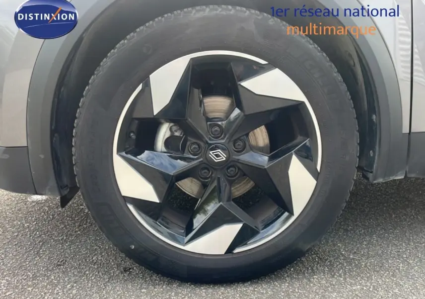 Gros plan sur la roue avant gauche du Renault Captur gris Cassiopée métal avec jante diamantée noire et argentée.
