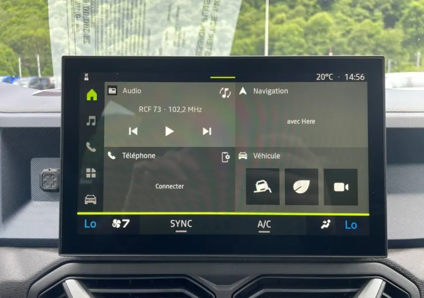 Écran tactile central du tableau de bord du Dacia Bigster 2025 affichant les menus audio, navigation et véhicule.