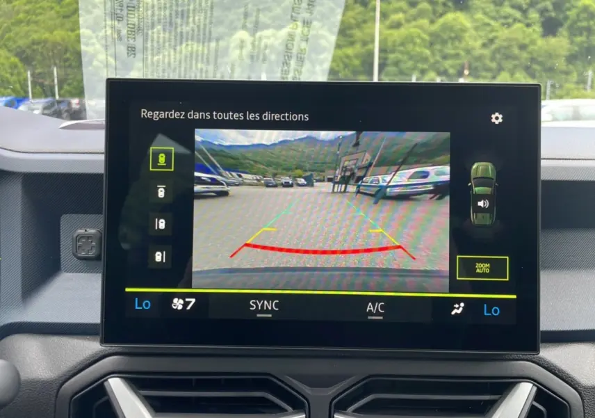 Écran multimédia du Dacia Bigster 2025 montrant la caméra multiview avec vue arrière et lignes de guidage colorées.