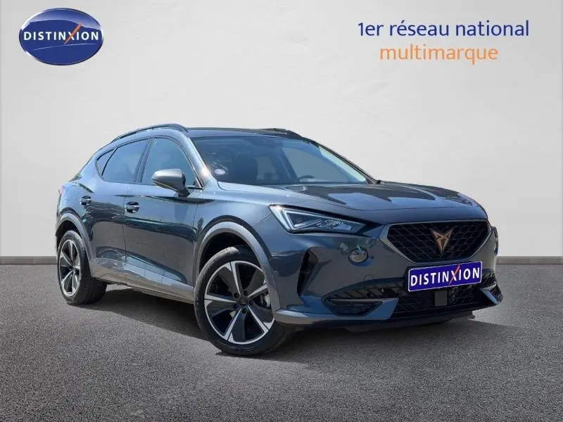 Vue 3/4 avant d'un CUPRA Formentor 1.4 e-HYBRID gris métallique avec jantes alu et calandre noire distinctive.