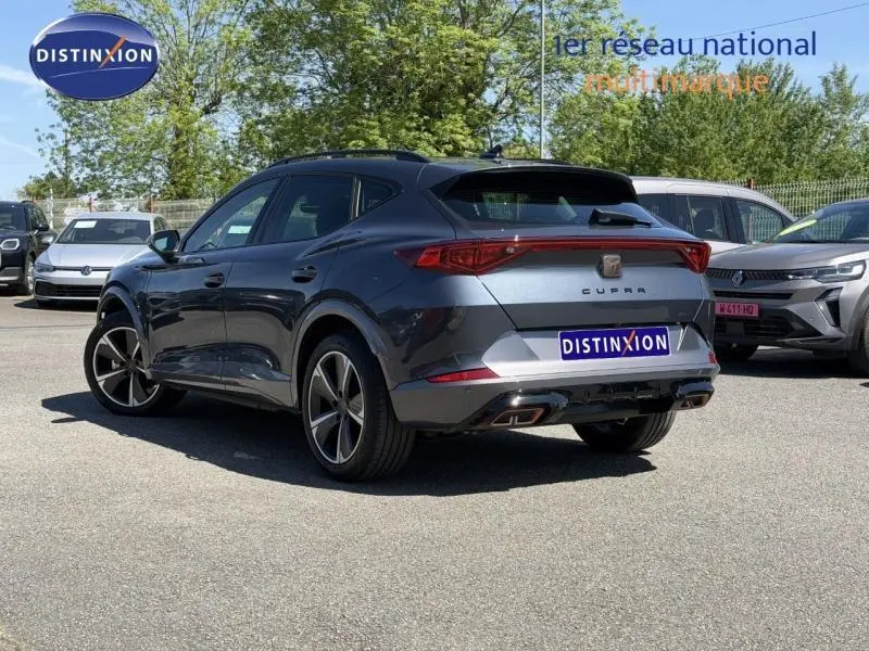Vue 3/4 arrière droite d'une CUPRA Formentor 1.4 e-HYBRID gris magnétique métallisé avec jantes alliage et feux LED.