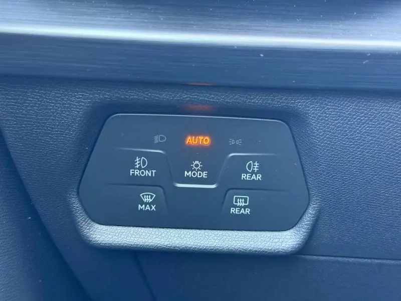 Panneau de commandes d’éclairage du CUPRA Formentor 1.4 e-HYBRID 2024 en gros plan, avec mode automatique activé.