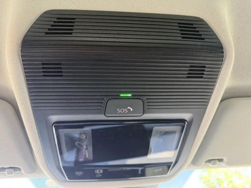 Vue en plongée sur la console de toit noire avec bouton SOS et éclairages intégrés dans une CUPRA Formentor gris métallisé.
