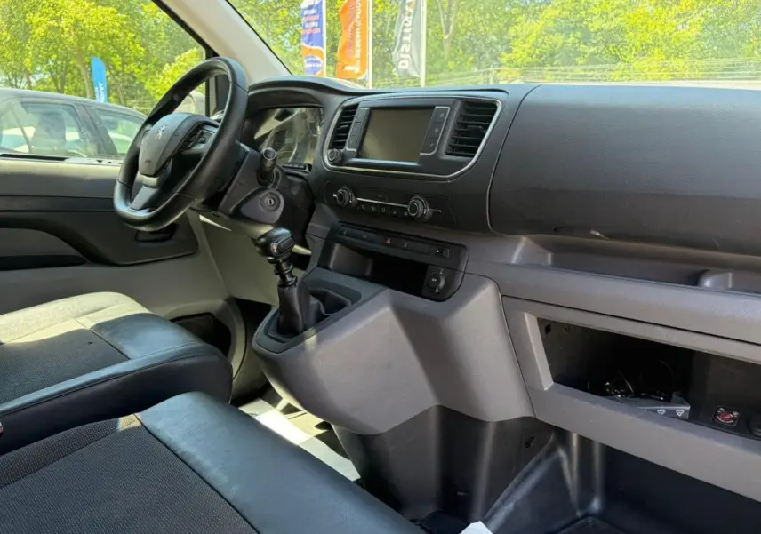 Intérieur côté conducteur du Peugeot Expert Fourgon blanc 2019, volant cuir multifonctions et boîte manuelle visibles.