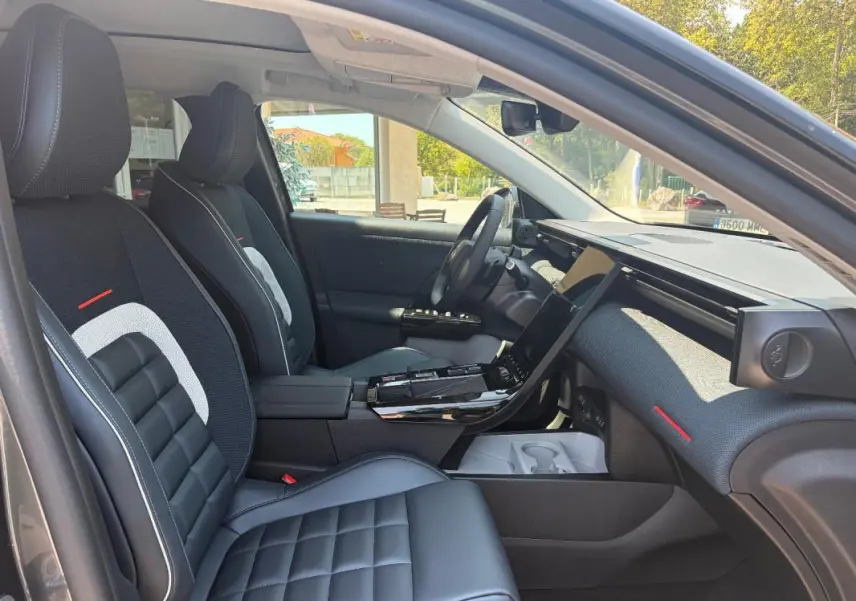 Vue intérieure côté conducteur du Citroën C5 Aircross gris 2026, avec sièges cuir et tableau de bord moderne.