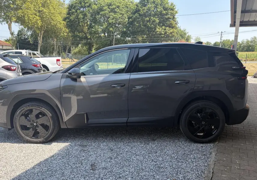 Profil côté gauche du Citroën C5 Aircross gris 2026 avec jantes noires et vitres arrière teintées.
