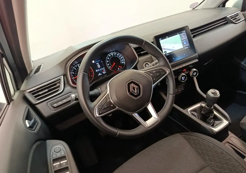 Intérieur de Renault Clio Business TCe 100 2021, vue côté conducteur, volant cuir multifonctions et écran tactile central.