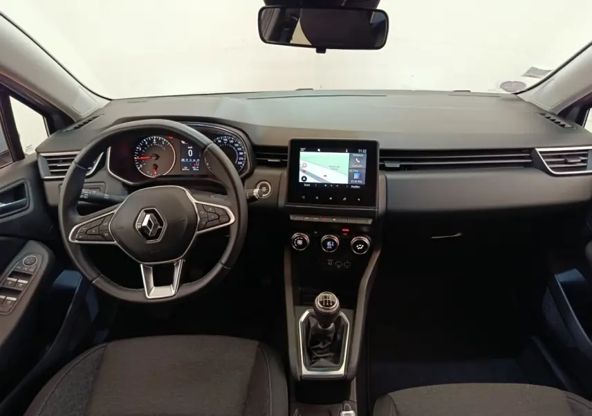 Vue intérieure frontale de la Renault Clio Business TCe 100 2021, tableau de bord noir avec écran tactile et volant multifonctions cuir.