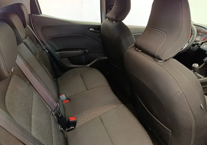 Vue intérieure côté droit montrant la banquette arrière noire et les sièges avant d'une Renault Clio Business TCe 100 2021.