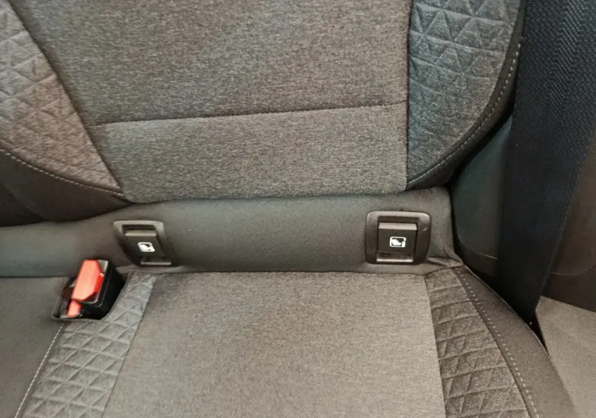 Détail de la banquette arrière grise de la Renault Clio Business avec fixation Isofix et ceinture de sécurité visible.