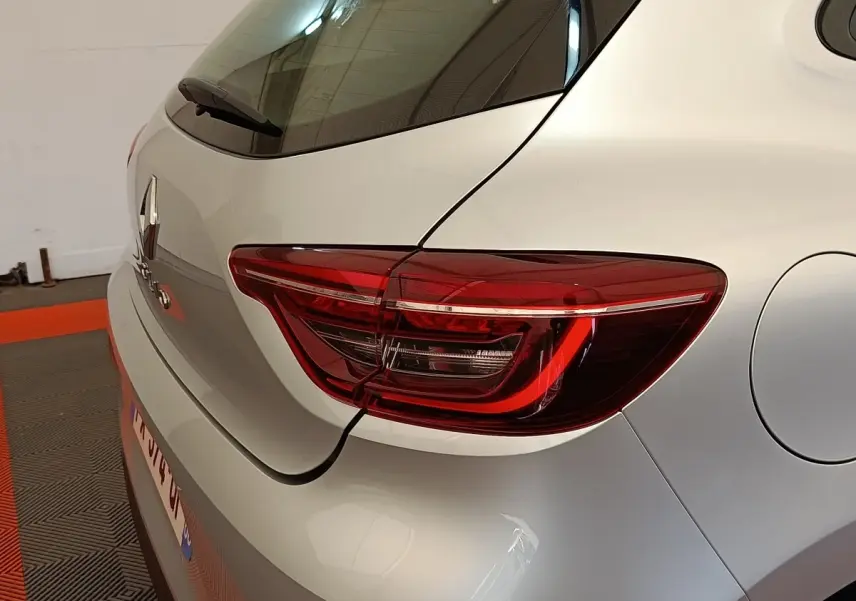 Vue arrière droite de la Renault Clio Business TCe 100 2021 gris clair, avec feux arrière LED et hayon fermé.