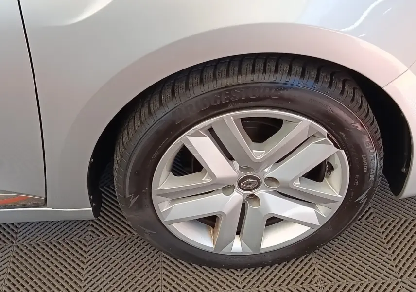 Gros plan sur la roue arrière droite gris clair d'une Renault Clio Business TCe 100 avec jante alliage distinctive.