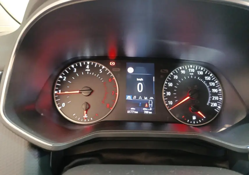 Vue rapprochée du tableau de bord de la Renault Clio Business 2021, affichage digital et compte-tours analogique.