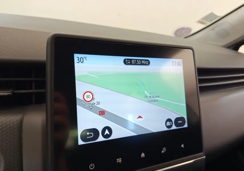 Écran tactile central du tableau de bord de la Renault Clio Business TCe 100, affichant la navigation 3D.