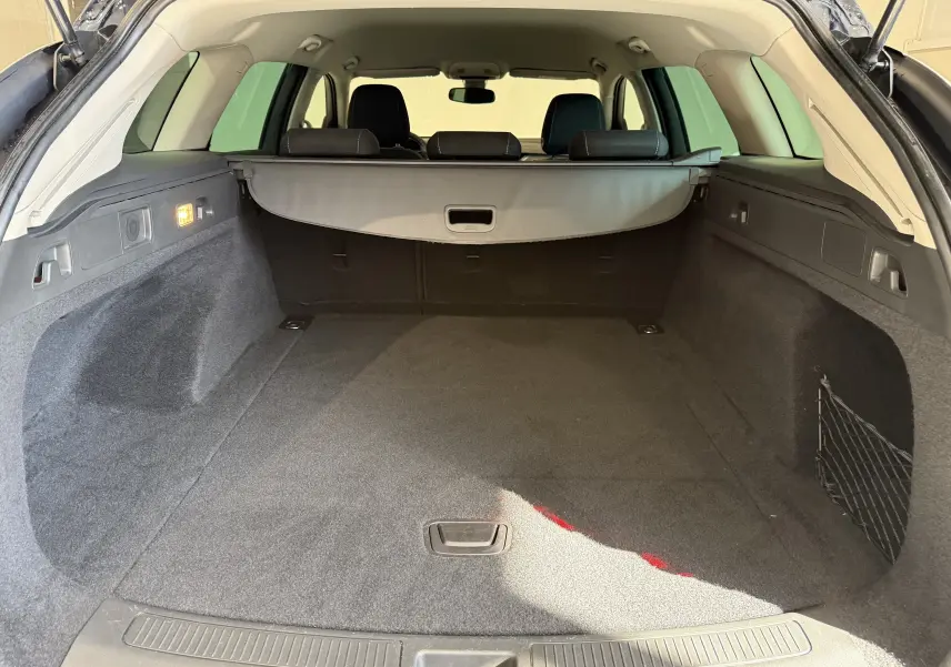 Le levier de vitesses automatique en cuir noir de l'Opel Insignia Sports Tourer, vue rapprochée de la console centrale.