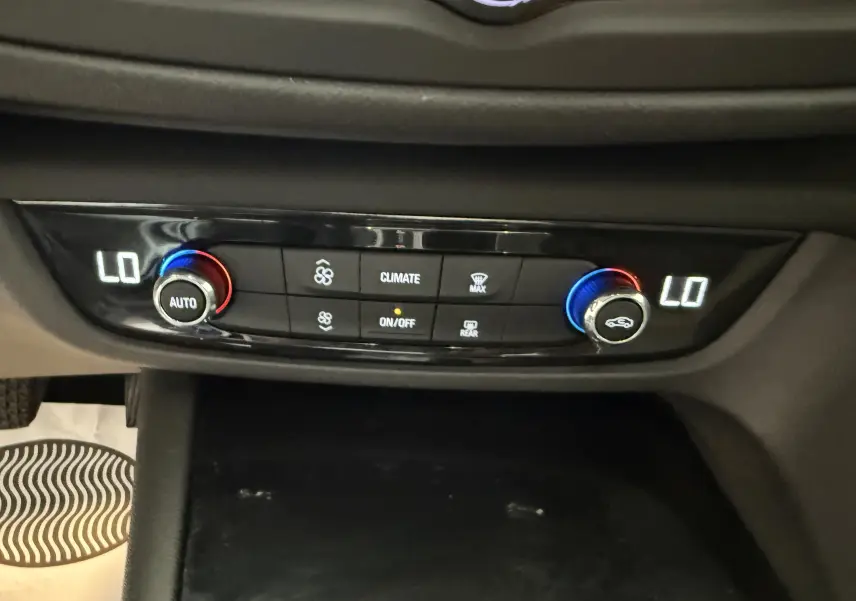 Vue latérale intérieure sur les sièges arrière en tissu gris noir de l'Opel Insignia Sports Tourer bleu lune marine 2019.