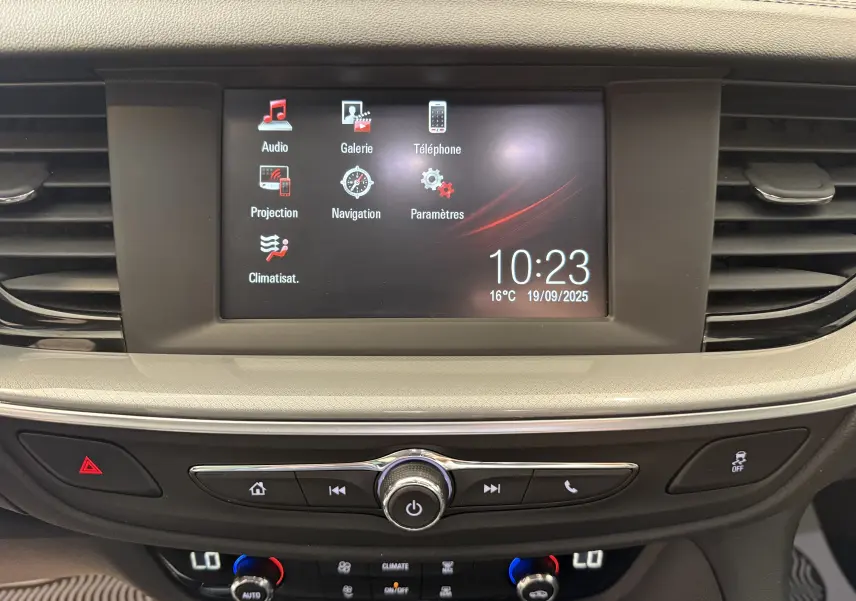 Écran central tactile de l’Opel Insignia Sports Tourer 2019 affichant les options audio, navigation et climatisation.