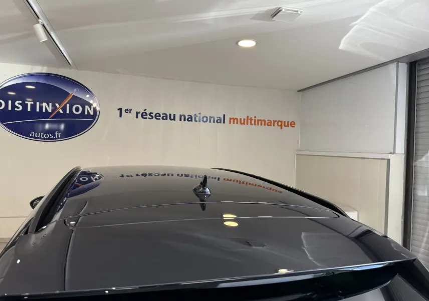 Vue plongeante sur le toit bleu marine métallisé d'une Opel Insignia Sports Tourer avec antenne requin.