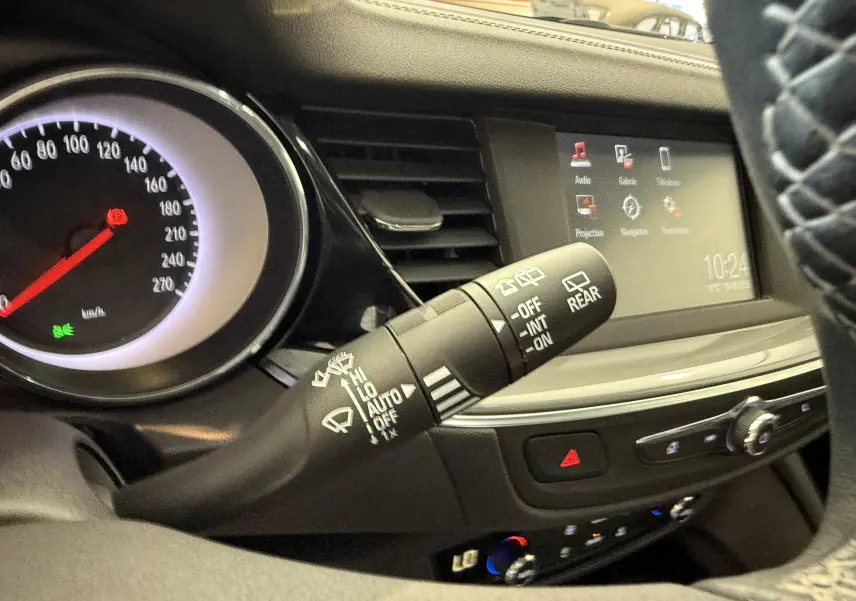 Gros plan sur la commande d’essuie-glace à gauche du tableau de bord de l’Opel Insignia Sports Tourer 2019.