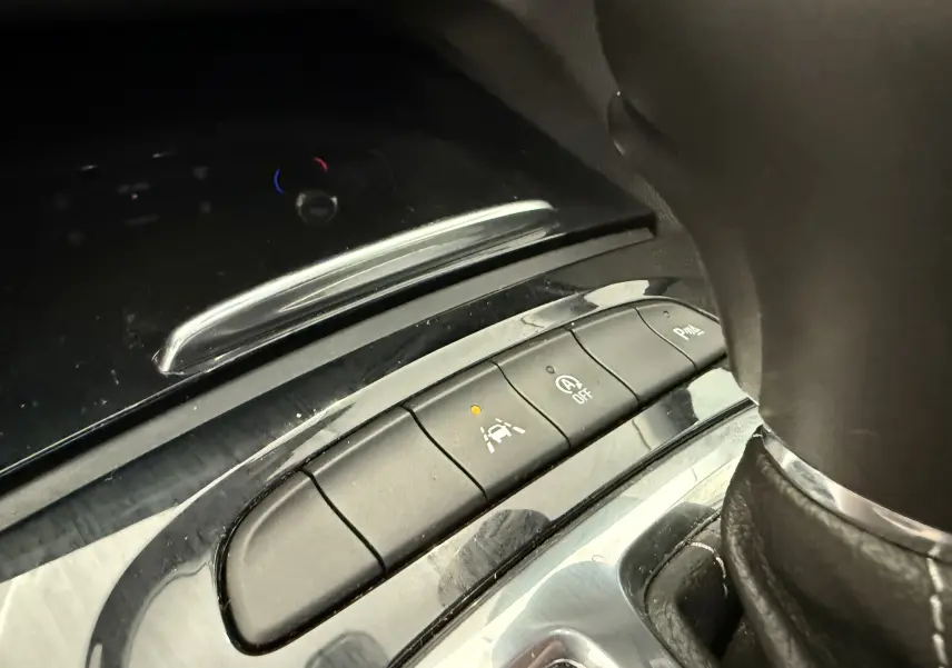 Gros plan sur les boutons de contrôle près du levier de vitesses dans l'intérieur de l'Opel Insignia Sports Tourer 2019.