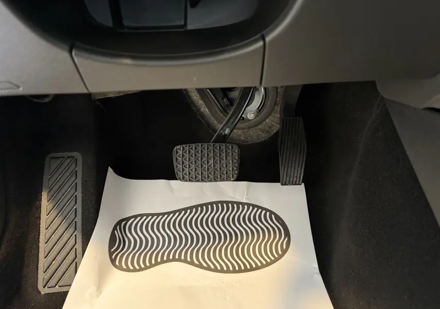 Vue rapprochée des pédales d'accélérateur et de frein dans l'habitacle noir de l'Opel Insignia Sports Tourer diesel.