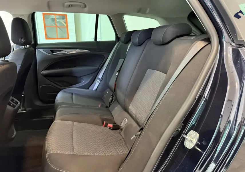 Panneau de commande de climatisation automatique avec réglages température à gauche et droite affichant "LO" dans Opel Insignia Sports Tourer.