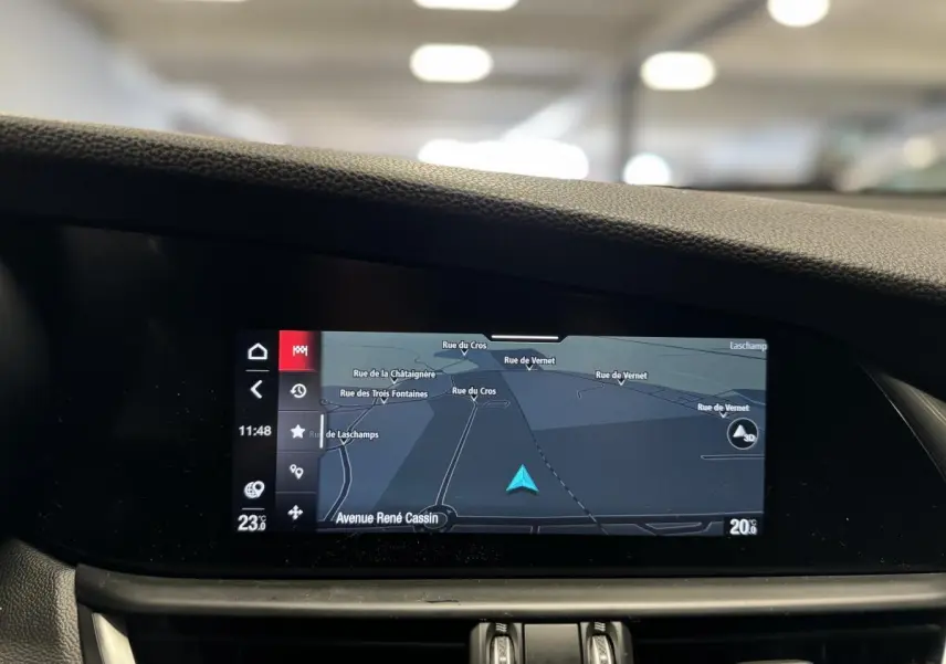 Écran tactile 8,8'' affichant la navigation GPS dans l'habitacle de l'Alfa Romeo Giulia gris, vue centrale du tableau de bord.