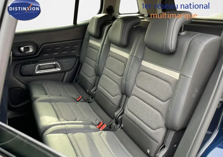 Vue intérieure côté droit sur les sièges arrière gris et noirs du Citroën C5 Aircross Bleu Eclipse Métal 2024.
