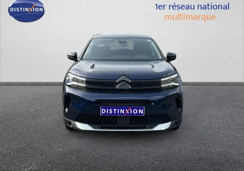 Vue frontale d'un Citroën C5 Aircross 2024 bleu éclipse métal avec calandre noire et détails argentés au pare-chocs.