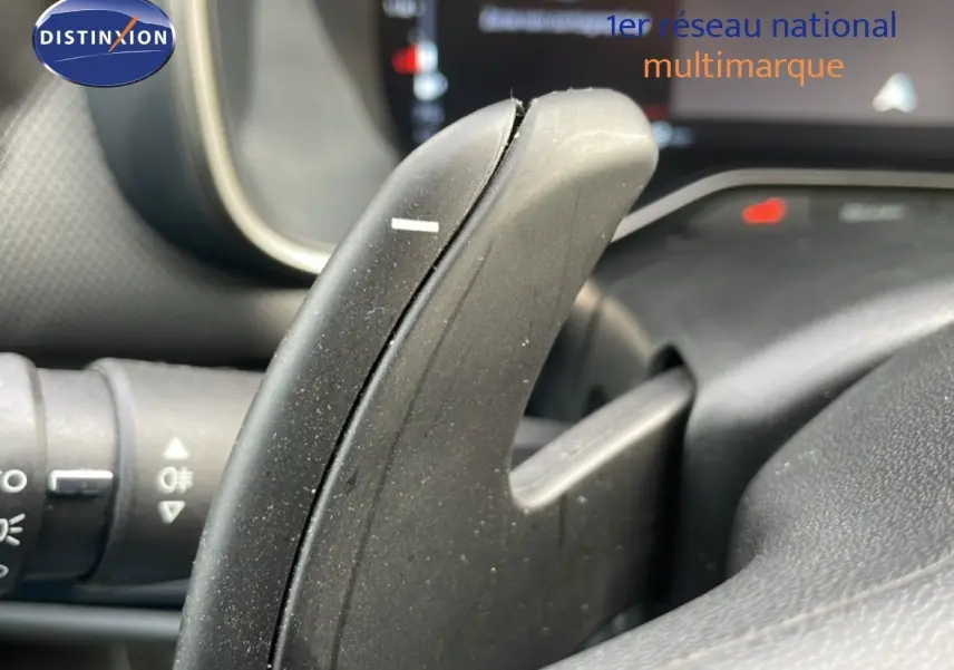 Gros plan sur la palette de changement de vitesse côté droit du volant d’un Citroën C5 Aircross 2024 bleu Eclipse Metal.