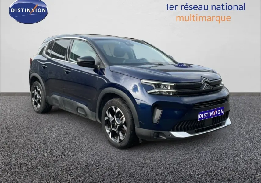 Citroën C5 Aircross bleu eclipse métal en 3/4 avant droit, avec jantes noires et détails chromés sur pare-chocs.