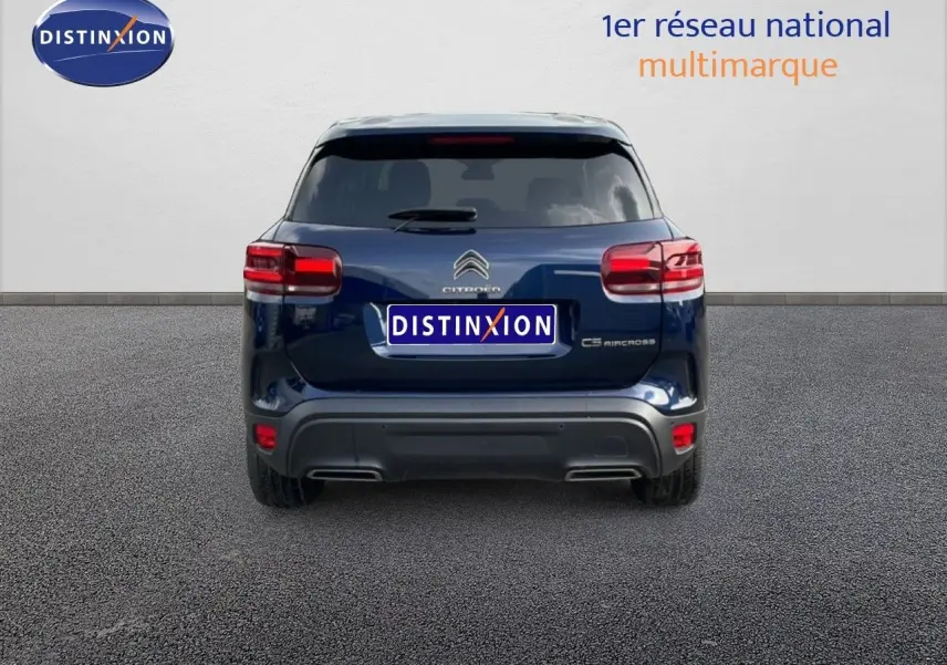 Vue arrière du Citroën C5 Aircross bleu Eclipse Metal 2024 avec feux LED et double sortie d’échappement intégrée.