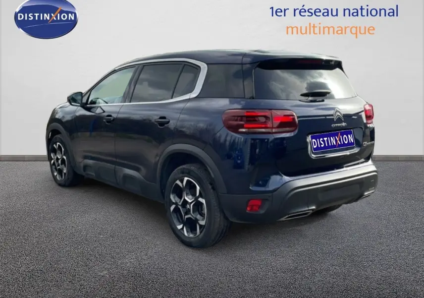 Vue 3/4 arrière droite d'un Citroën C5 Aircross bleu Eclipse Métal avec jantes alliage et vitres teintées.