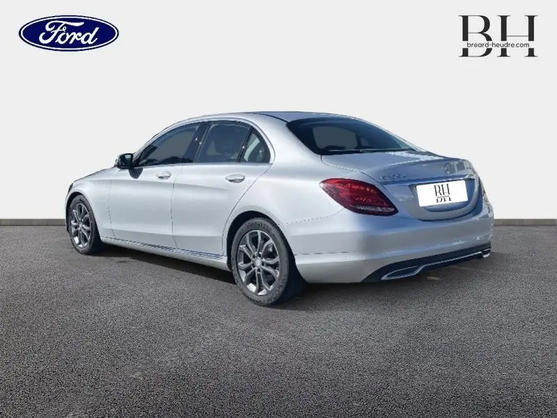 Vue 3/4 arrière droite d'une Mercedes Classe C 200 d Business argent iridium avec jantes alu et feux arrière LED.