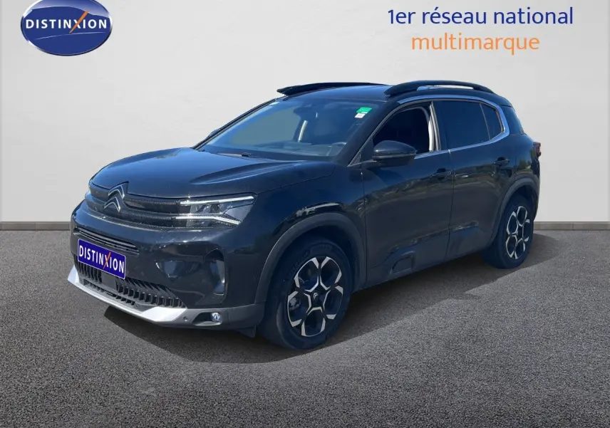 Citroën C5 Aircross noir métal en 3/4 avant droit, mettant en valeur ses jantes distinctives et sa silhouette SUV.