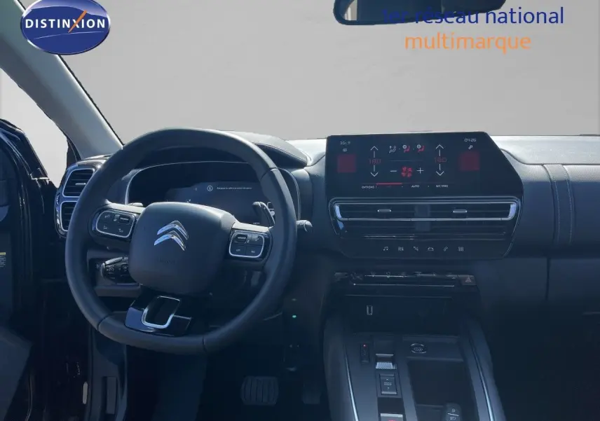 Vue intérieure du tableau de bord et volant du Citroën C5 Aircross noir métal, avec écran tactile et commandes au volant.
