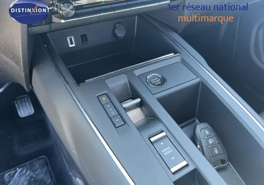 Vue rapprochée de la console centrale noire du Citroën C5 Aircross 2025, avec bouton start/stop et levier de boîte auto.