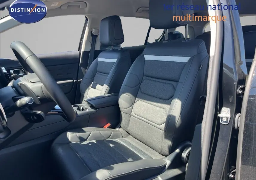 Vue intérieure côté conducteur du Citroën C5 Aircross noir métal, sièges tissu et cuir noir avec détails gris.