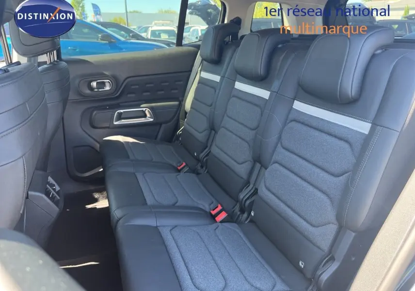 Vue intérieure côté droit des sièges arrière en tissu et cuir noir du Citroën C5 Aircross 2025 hybride.