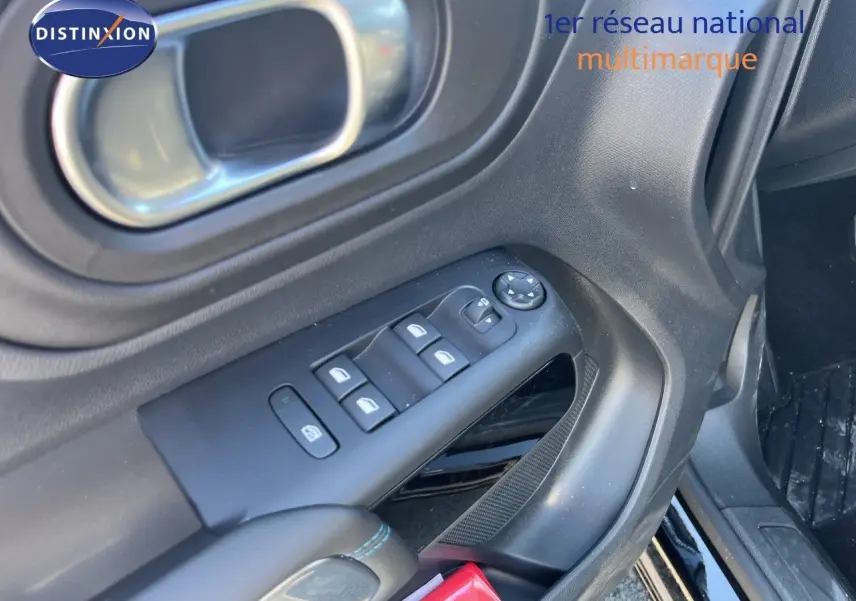 Gros plan sur la commande des vitres et rétroviseurs côté conducteur d’un Citroën C5 Aircross noir métal 2025.