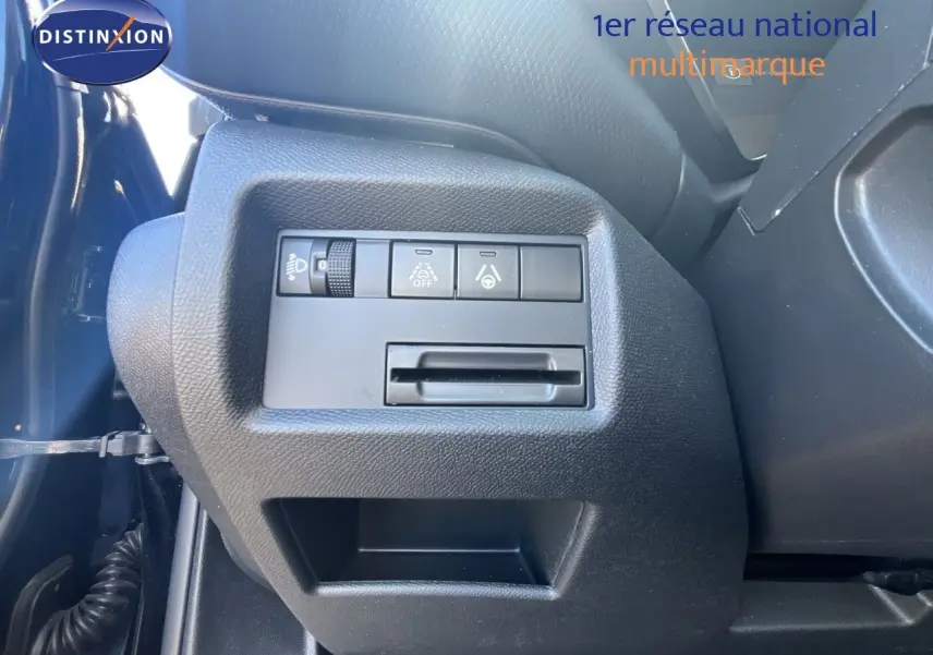 Gros plan sur les commandes latérales gauche du tableau de bord du Citroën C5 Aircross noir métal 2025, version hybride.