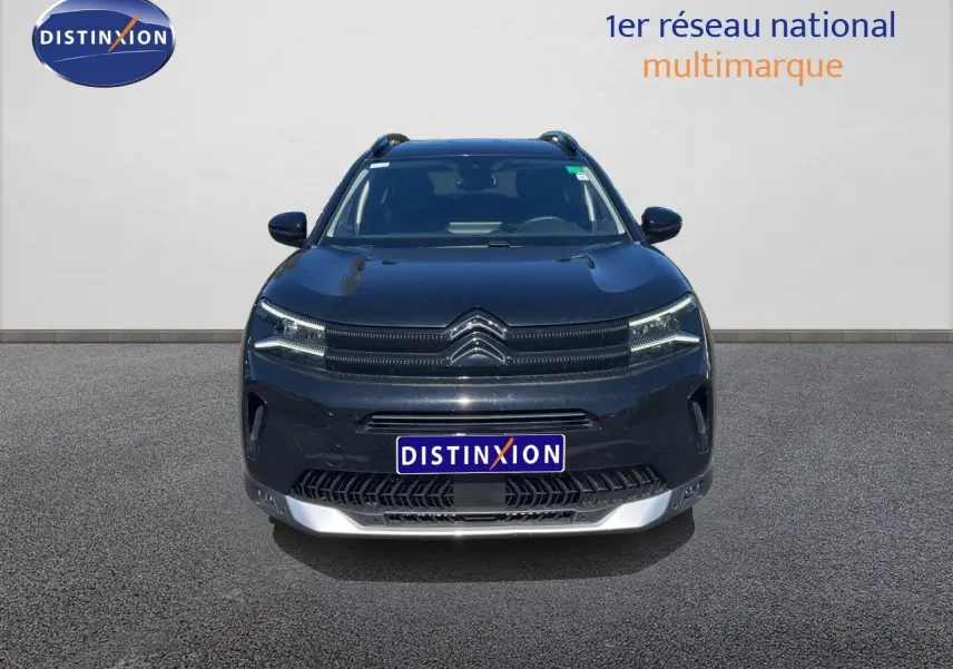 Vue avant d'un Citroën C5 Aircross noir métal 2025 avec calandre distinctive et phares LED fins.