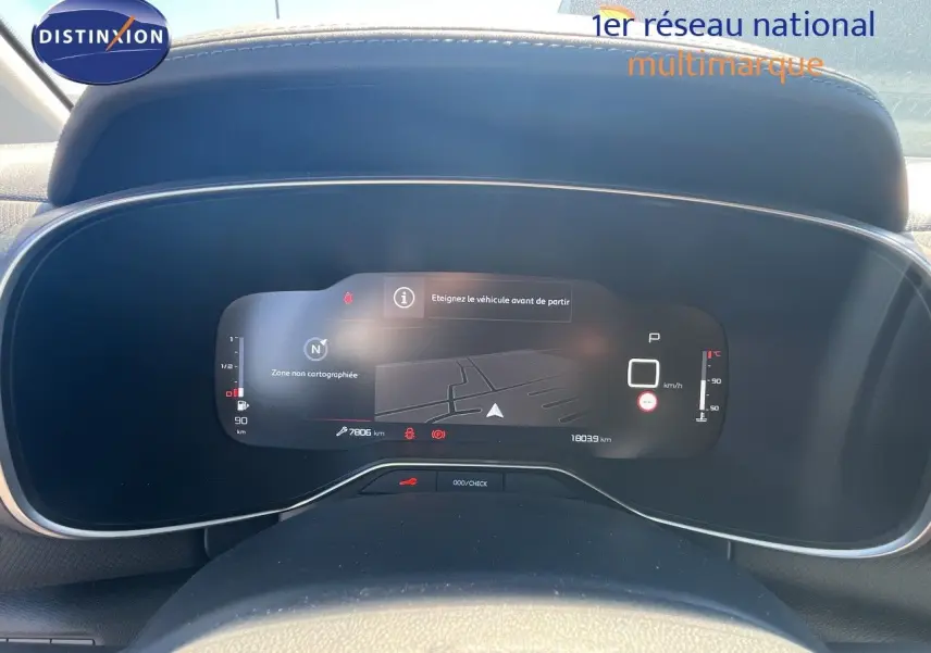 Tableau de bord numérique de Citroën C5 Aircross noir métal, affichant la navigation et l'état du véhicule.