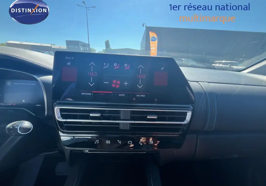 Tableau de bord du Citroën C5 Aircross 2025, écran tactile central et finition noire avec surpiqûres bleues.