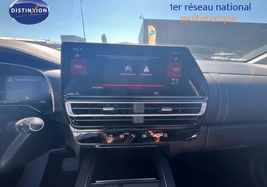 Tableau de bord et écran tactile central du Citroën C5 Aircross noir métal, vue intérieure frontale.